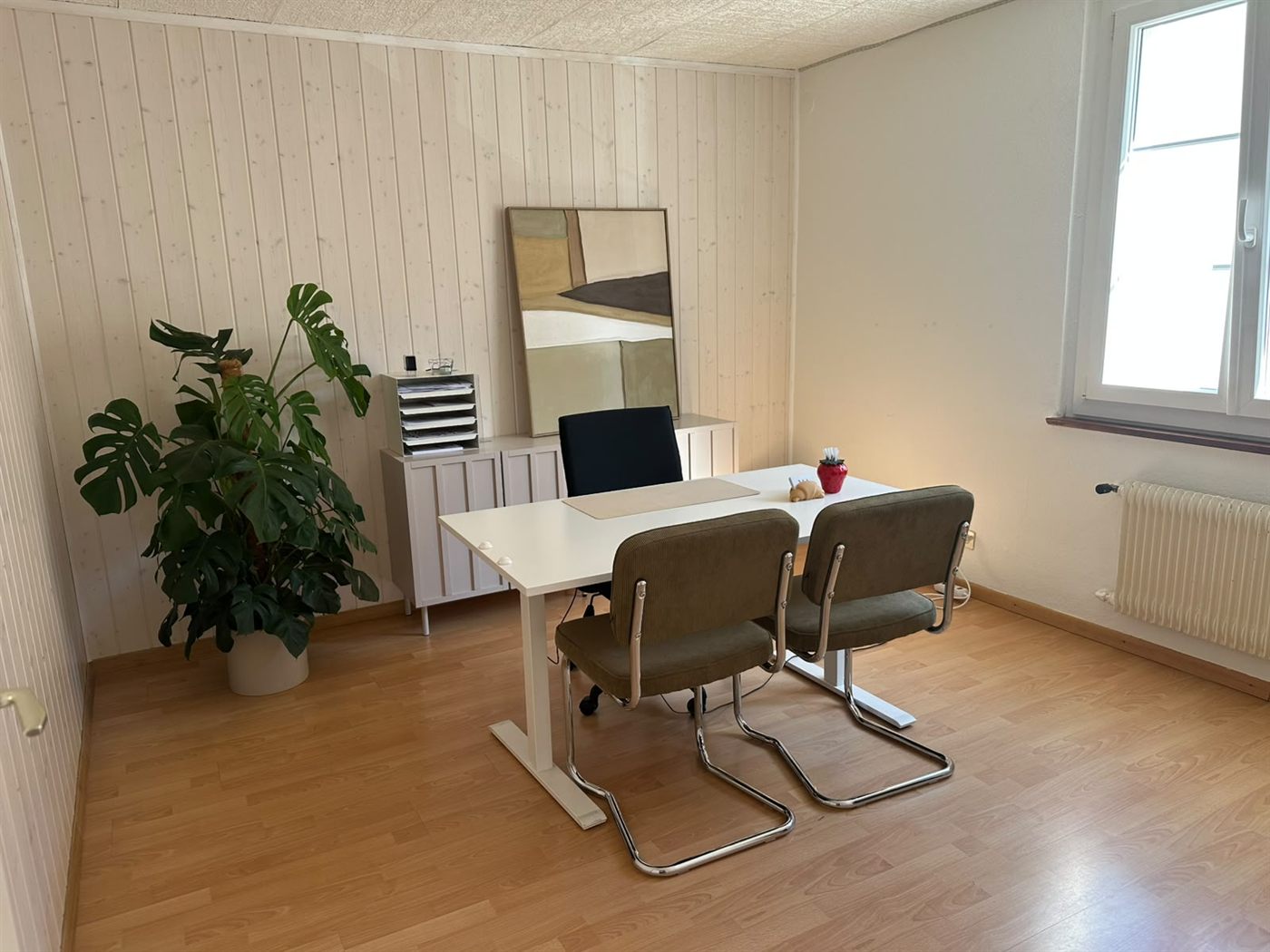 Le cabinet MAnutrition à Payerne : un bureau lumineux avec deux chaises de consultation, une grande plante et un tableau