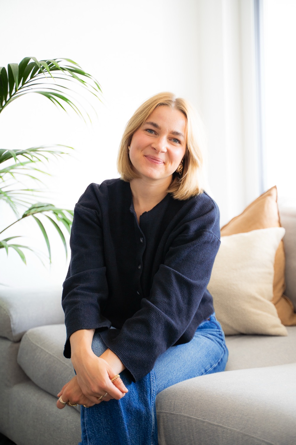 Mathilde Perrier, diététicienne, souriante, assise sur un canapé